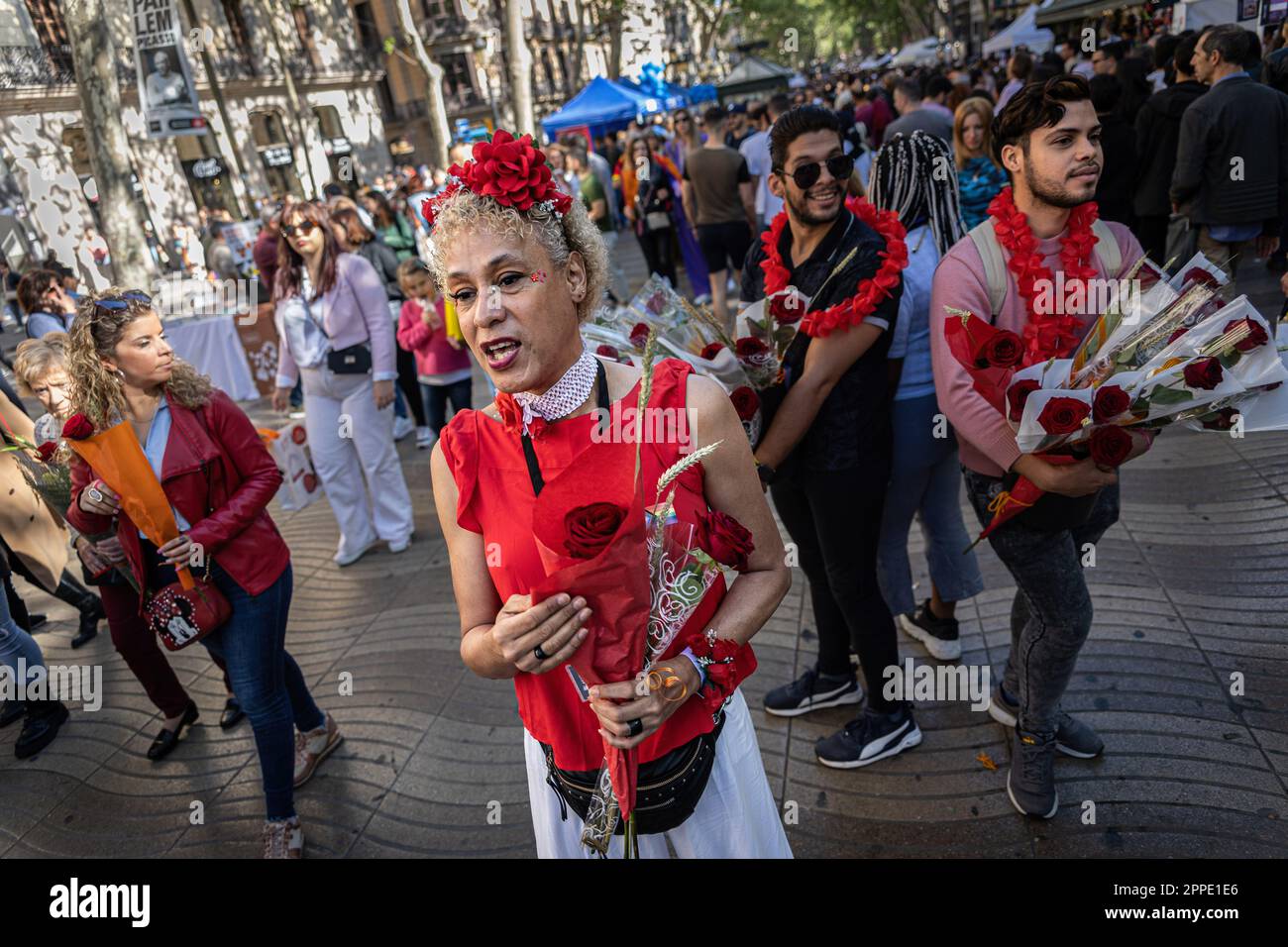 Barcelone, Espagne. 23rd avril 2023. Les vendeurs de rue essaient de vendre des roses au milieu de Las Ramblas pendant la journée de 'Sant Jordi'. Tous les 23rd avril, la Catalogne célèbre l'une des traditions les plus importantes du territoire, le jour de 'Sant Jordi'. En ce jour, les gens catalans échangent des livres et des roses avec leurs proches. L'amour et la littérature sont célébrés dans toute la Catalogne. Crédit : SOPA Images Limited/Alamy Live News Banque D'Images