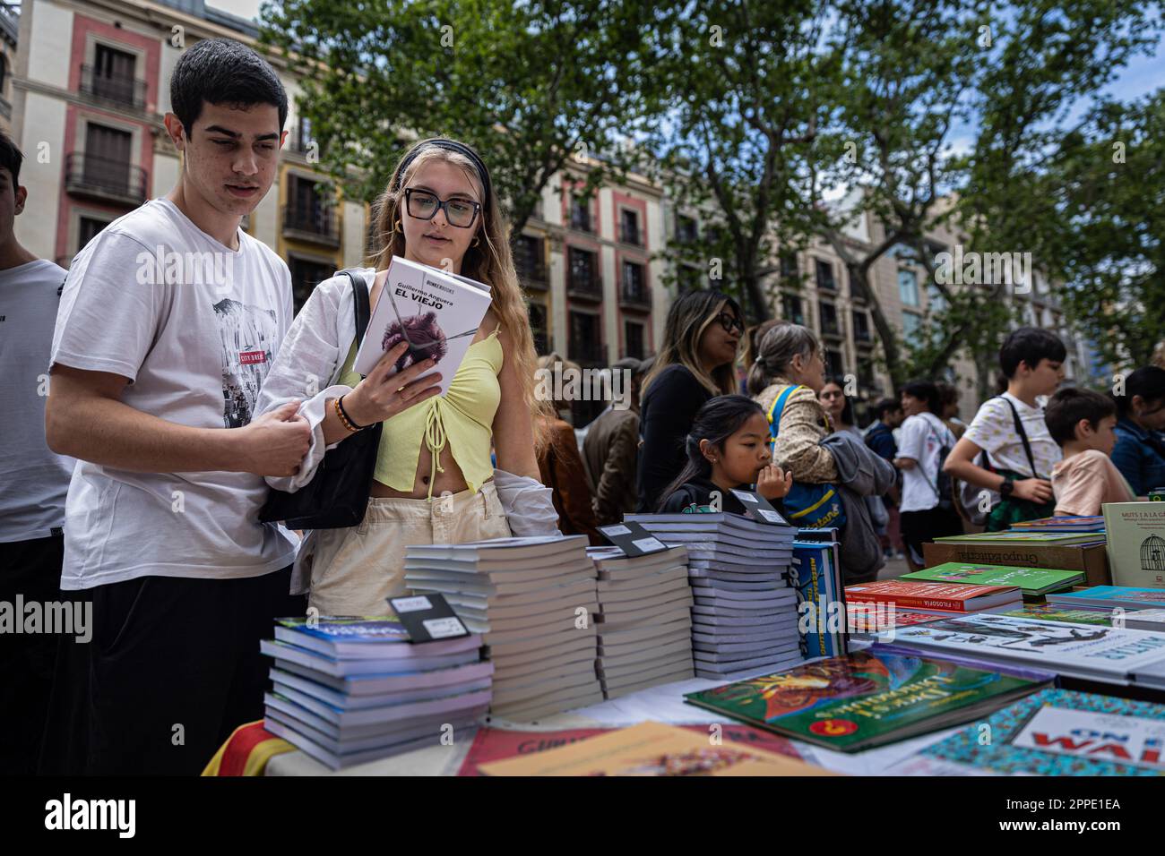 Barcelone, Espagne. 23rd avril 2023. Les gens regardent à travers les livres aux stands pendant la journée de 'Sant Jordi'. Tous les 23rd avril, la Catalogne célèbre l'une des traditions les plus importantes du territoire, le jour de 'Sant Jordi'. En ce jour, les gens catalans échangent des livres et des roses avec leurs proches. L'amour et la littérature sont célébrés dans toute la Catalogne. Crédit : SOPA Images Limited/Alamy Live News Banque D'Images