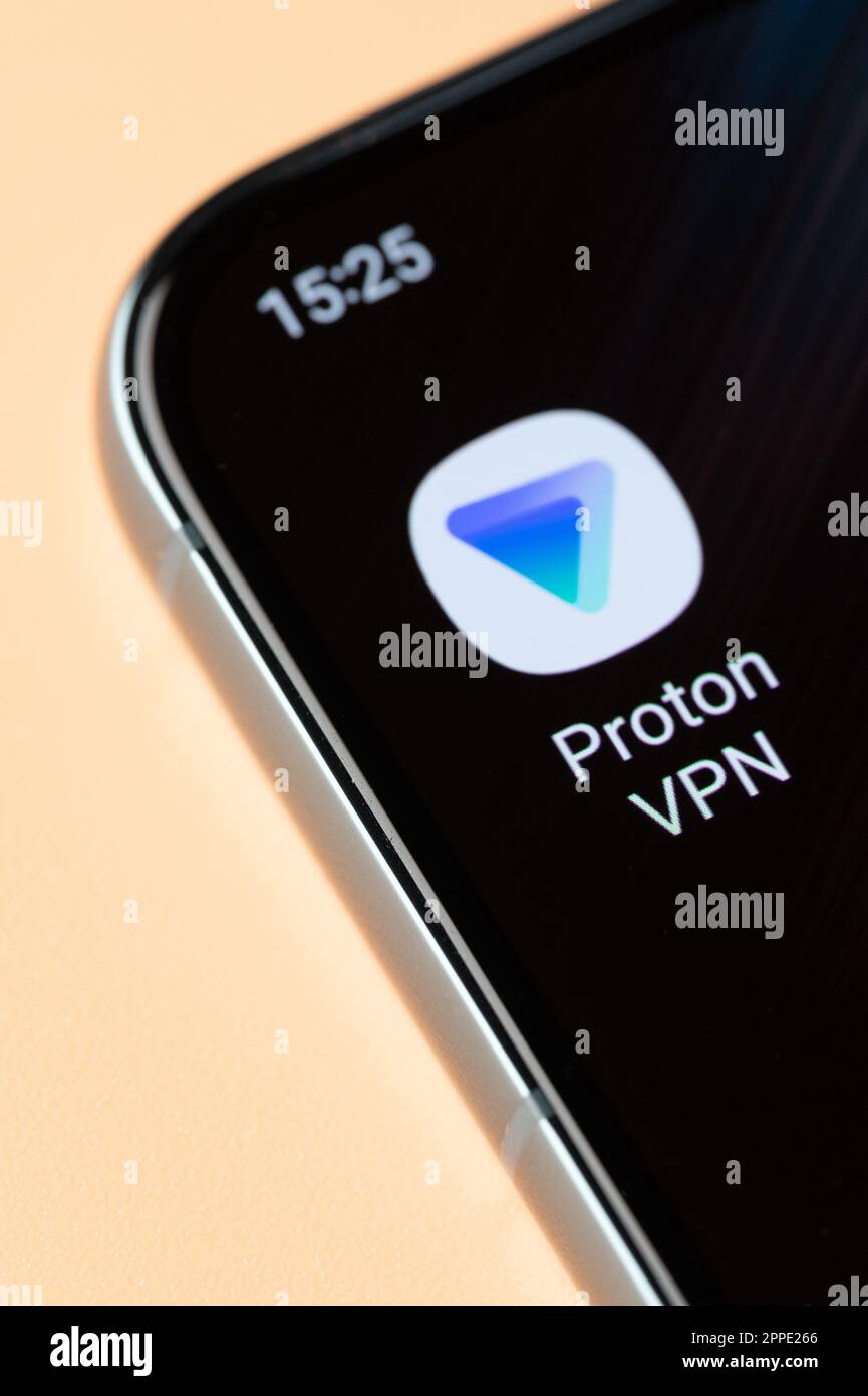 New york, Etats-Unis - 18 avril 2023 : ouvrez l'application Proton VPN sur l'écran du smartphone en gros plan Banque D'Images