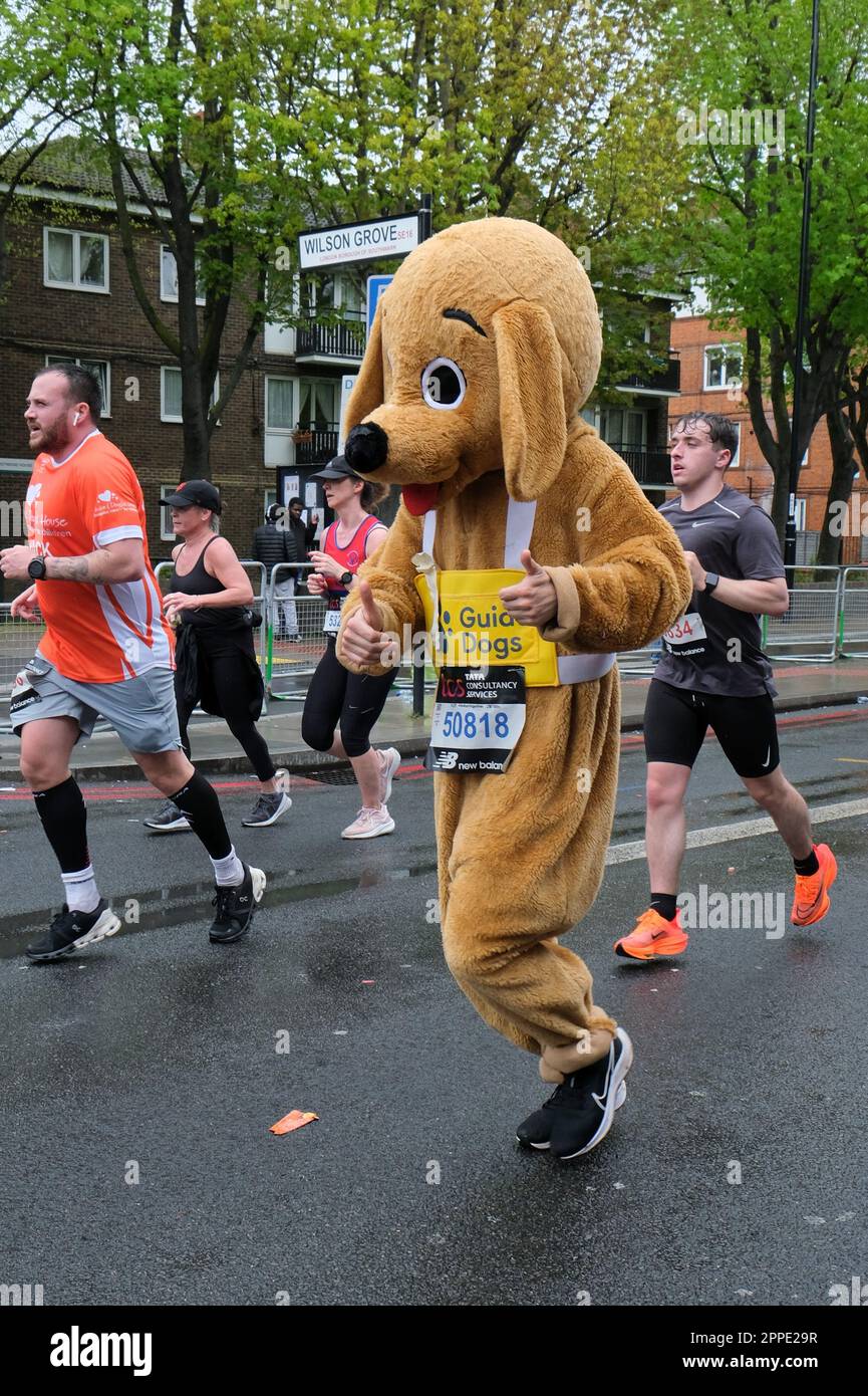 Londres, Royaume-Uni. 23rd avril 2023. Un coureur du marathon de Londres vêtu d'un costume de chien suit Jamaica Road - le 11th mile de l'itinéraire de 26,2 miles de long. Le marathon de Londres reprend son horaire initial au printemps, après avoir été déplacé à l'automne pendant la pandémie de Covid, avec 47 000 coureurs qui descendent dans la rue. Crédit : onzième heure Photographie/Alamy Live News Banque D'Images