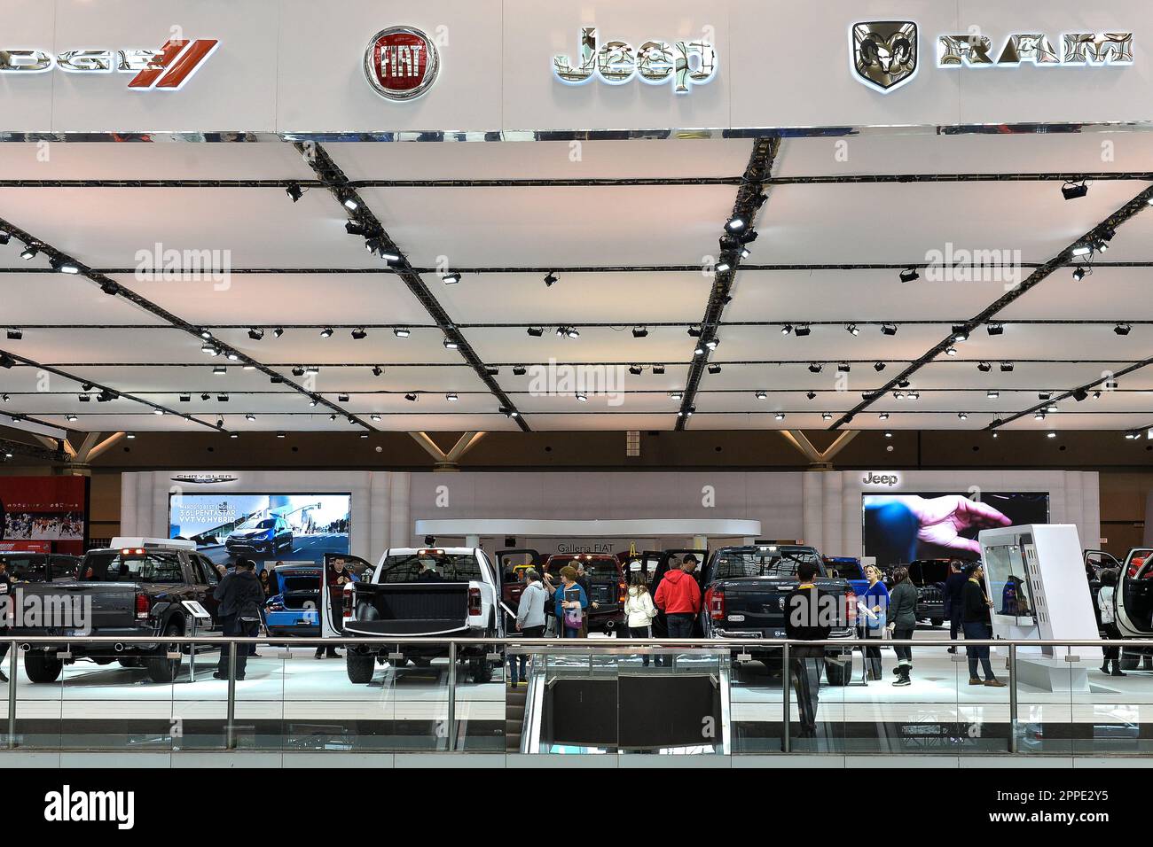 Toronto, ON, Canada - le 15 février 2019 : les visiteurs voient les voitures présentées à l'exposition lors du salon international canadien de l'auto 2019 à Metro Toro Banque D'Images