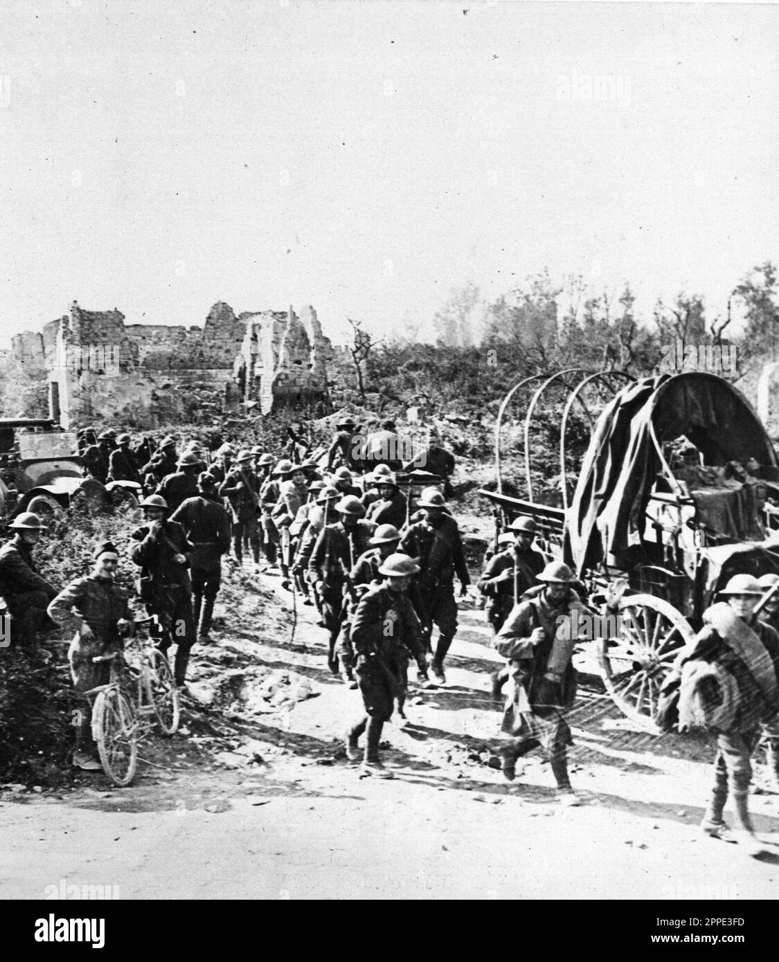 Des soldats américains marchent en Allemagne en 1919 pendant l'occupation alliée de la Rhénanie. Après WW1, les alliés ont occupé la rive gauche du Rhin pendant 11 ans. Banque D'Images