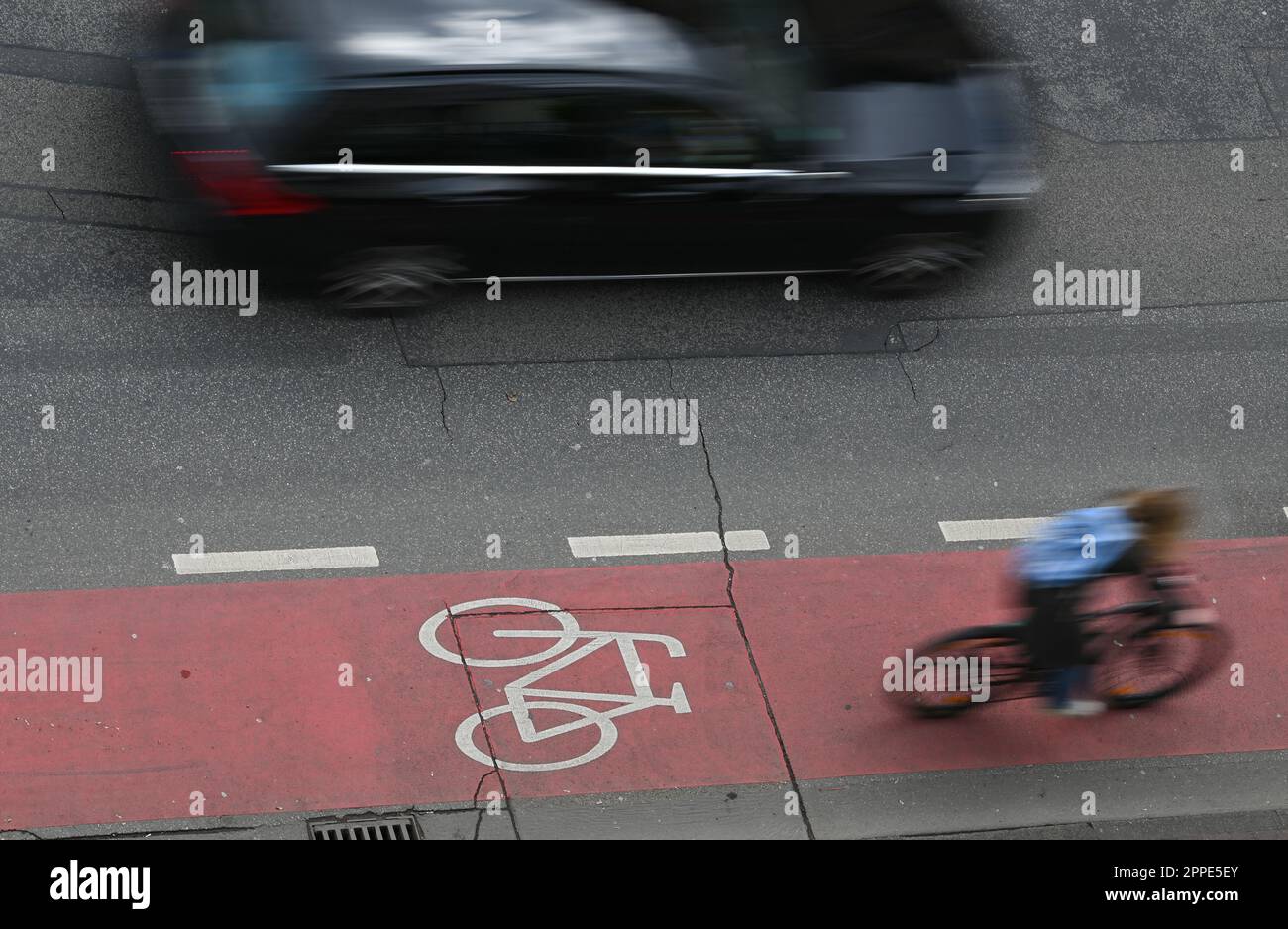 PRODUCTION - 20 avril 2023, Hesse, Francfort-sur-le-main : une cycliste féminine se trouve dans une piste cyclable rouge du centre-ville (prise avec une vitesse d'obturation plus longue). Sur 24 avril 2023, l'ADFC présentera les résultats de l'essai climatique 2022 de la bicyclette pour Hesse. L'enquête de l'automne 2022 vise à fournir des renseignements sur les municipalités de Hesse qui sont particulièrement adaptées aux vélos - et sur les endroits où il est nécessaire de rattraper leur retard. Dans le test de climat à vélo, les citoyens des municipalités allemandes sont interrogés sur leur convivialité à vélo. Photo: Arne Dedert/dpa Banque D'Images