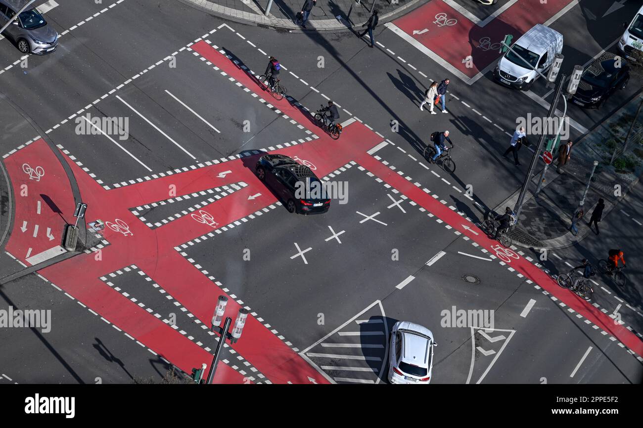 PRODUCTION - 20 avril 2023, Hesse, Francfort-sur-le-main: Cyclistes, piétons et voitures sont sur la route à une intersection près de l'Alte Oper, qui est marquée de voies rouges pour le vélo. Sur 24 avril 2023, l'ADFC présentera les résultats de l'essai climatique 2022 de la bicyclette pour Hesse. L'enquête de l'automne 2022 vise à fournir des renseignements sur les municipalités de Hesse qui sont particulièrement adaptées aux vélos - et sur les endroits où il est nécessaire de rattraper leur retard. Dans le test de climat à vélo, les citoyens des municipalités allemandes sont interrogés sur leur convivialité à vélo. Photo: Arne Dedert/dpa Banque D'Images