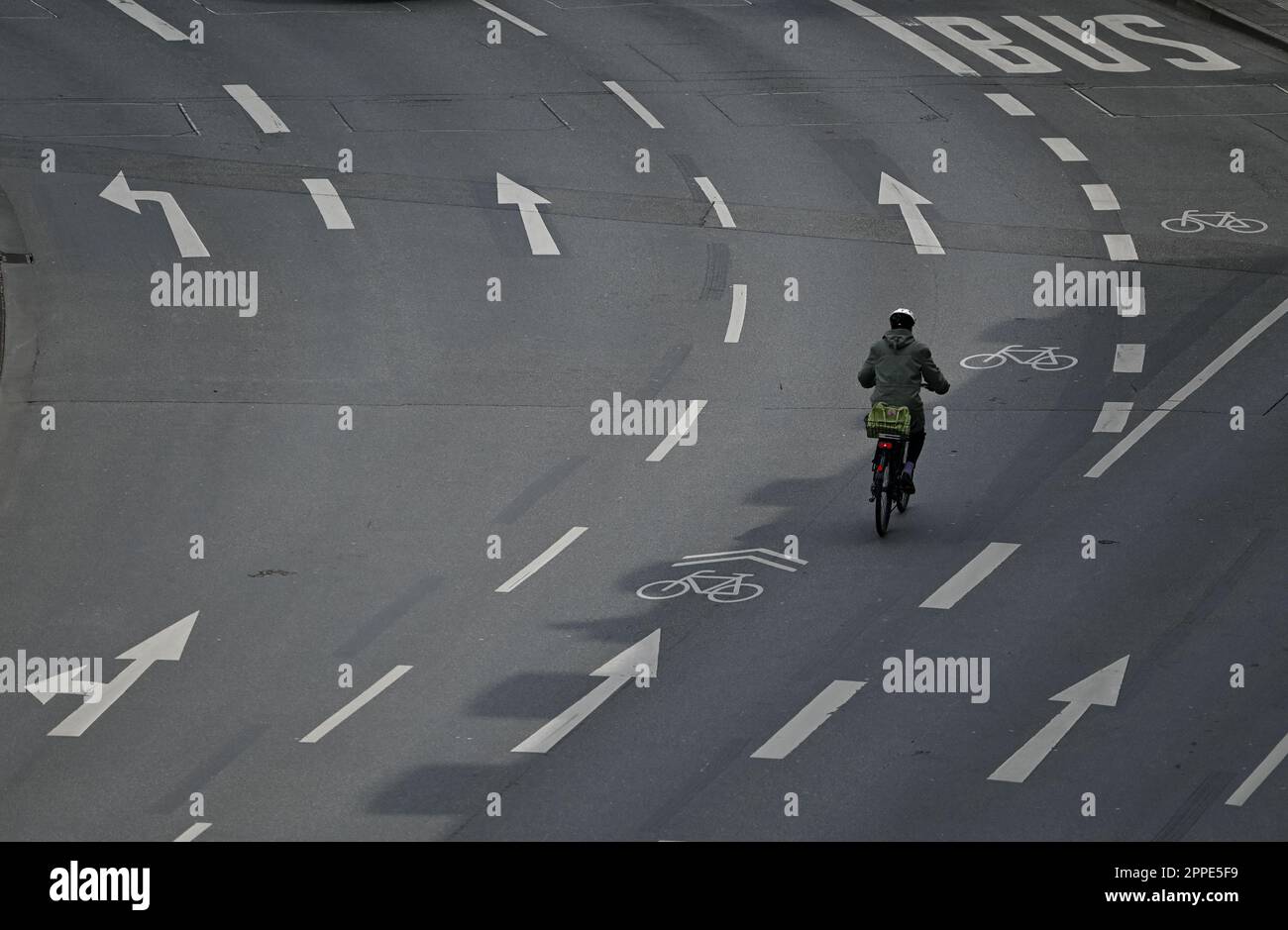 PRODUCTION - 20 avril 2023, Hesse, Francfort-sur-le-main : un cycliste est en ville sur une route à plusieurs voies marquée de flèches directionnelles et d'une piste cyclable. Sur 24 avril 2023, l'ADFC présentera les résultats de l'essai climatique 2022 de la bicyclette pour Hesse. L'enquête de l'automne 2022 vise à fournir des renseignements sur les municipalités de Hesse qui sont particulièrement adaptées aux vélos - et sur les endroits où il est nécessaire de rattraper leur retard. Dans le test de climat à vélo, les citoyens des municipalités allemandes sont interrogés sur leur convivialité à vélo. Photo: Arne Dedert/dpa Banque D'Images