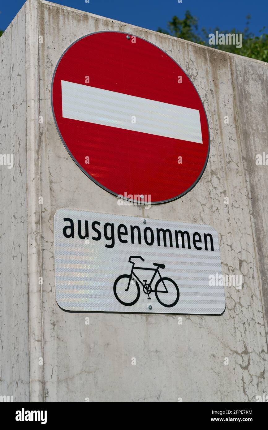 Panneau d'entrée interdite sur une route, avec le lettrage allemand Fahrrad ausgenommen. Traduction: Bicyclettes autorisées Banque D'Images