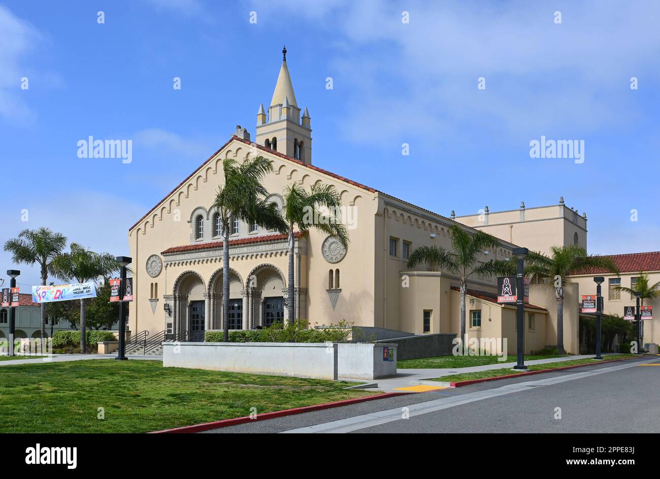 HUNTINGTON BEACH, CALIFORNIE - 23 avril 2023 : Huntington Beach Union High School et son clocher emblématique sur main Street. Banque D'Images