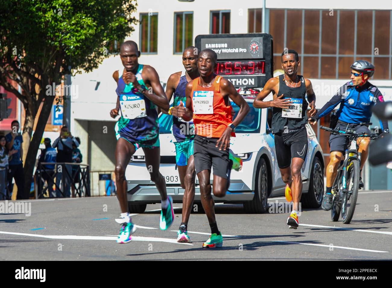 Madrid, Espagne. 23rd avril 2023. L'athlète ougandais Geoffrey Kusuro (L)  et les athlètes kenyans Bernard Kipkemimi (C) et Sila Kiptoo (L2) pendant  le marathon de Madrid de la série Rock 'n' Roll