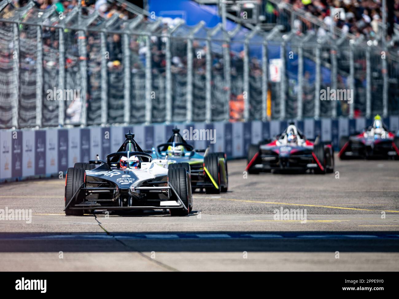 Berlin, Allemagne. 23rd avril 2023. Motorsport: Formule E: Berlin E-Prix à Tempelhofer Feld, course: Mitch Evans de l'écurie Jaguar TCS Racing sur la piste. Credit: Fabian Sommer/dpa/Alay Live News Banque D'Images
