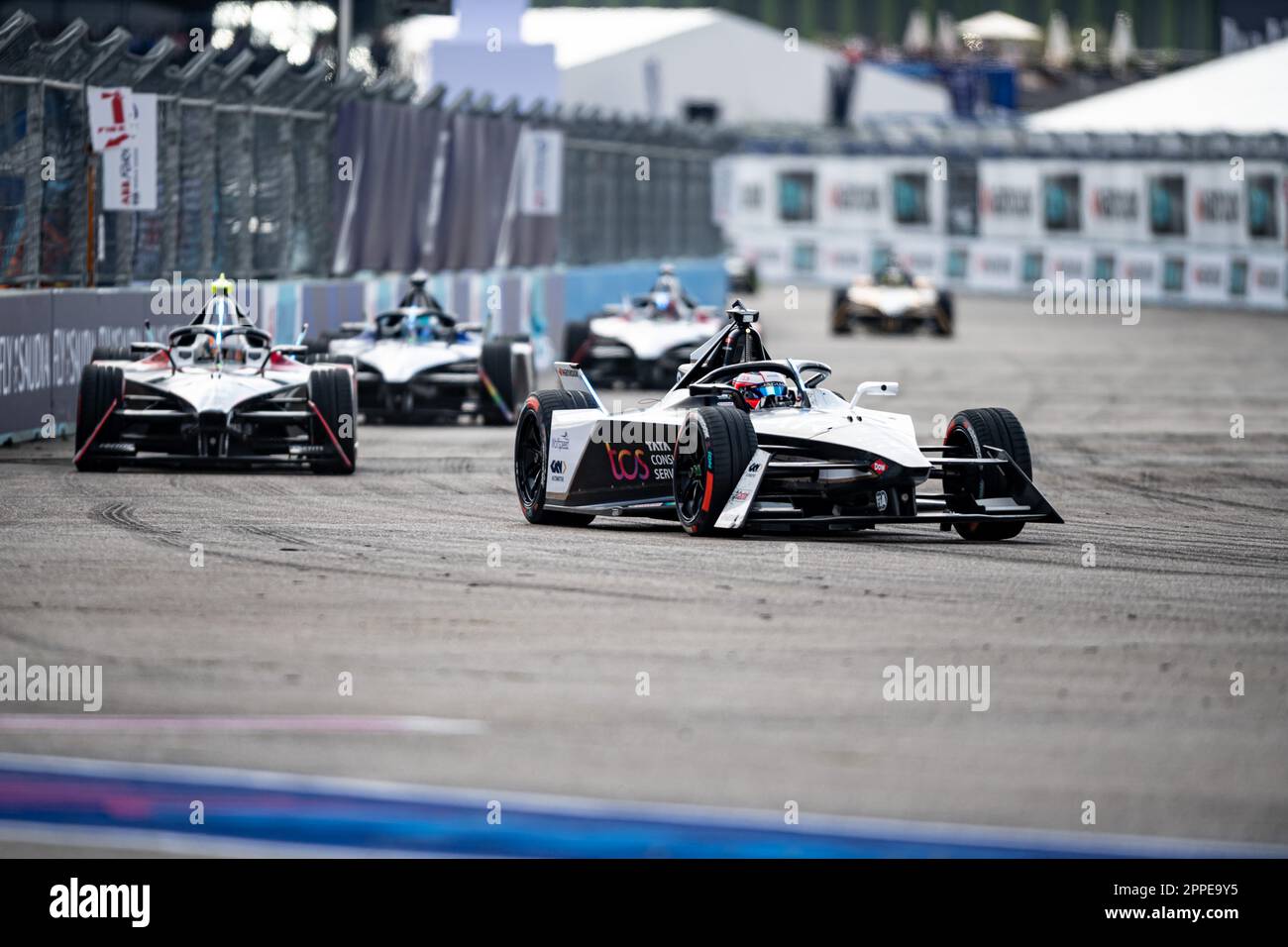 Berlin, Allemagne. 23rd avril 2023. Motorsport: Formule E: Berlin E-Prix à Tempelhofer Feld, course: Mitch Evans de l'écurie Jaguar TCS Racing sur la piste. Credit: Fabian Sommer/dpa/Alay Live News Banque D'Images
