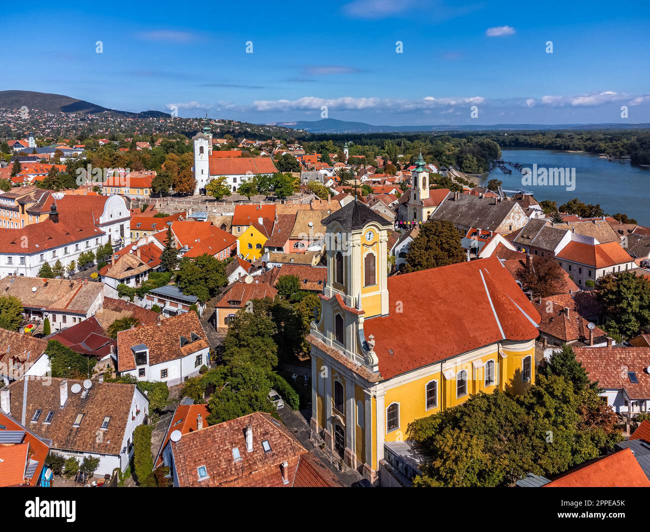 Szentendre, Hongrie - vue aérienne de l'église Saint-Pierre et Paul par une journée ensoleillée avec l'église paroissiale Saint-Jean-Baptiste, l'église Blagovestenska Banque D'Images