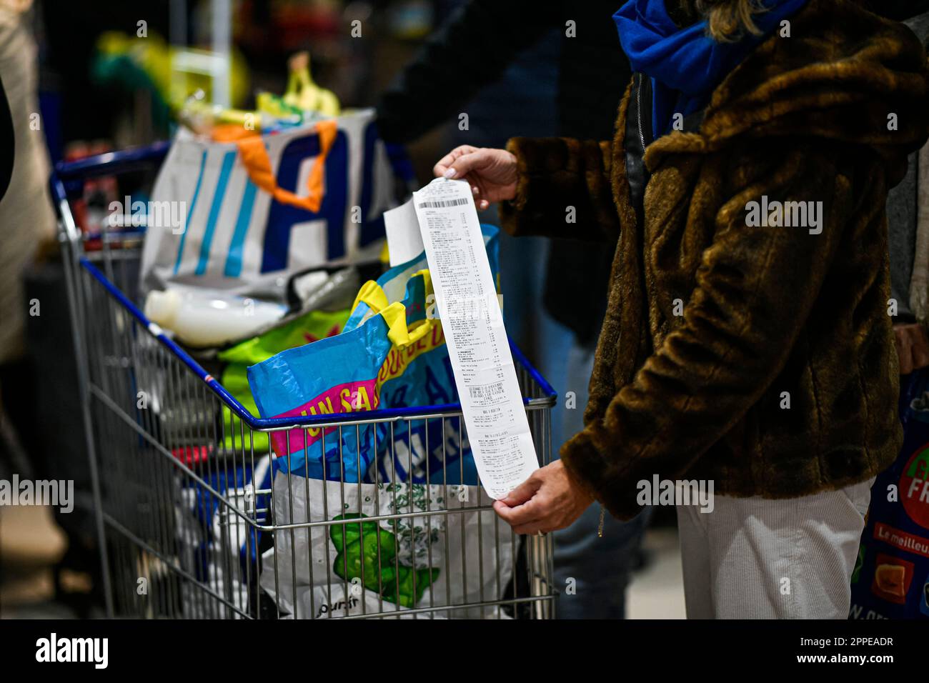 L'illustration montre un client qui vérifie le reçu papier de son caissier  comme sortant d'un supermarché E.Leclerc, à Paris, en France, sur 23 avril  2023. À partir de 1 août 2023, l'impression