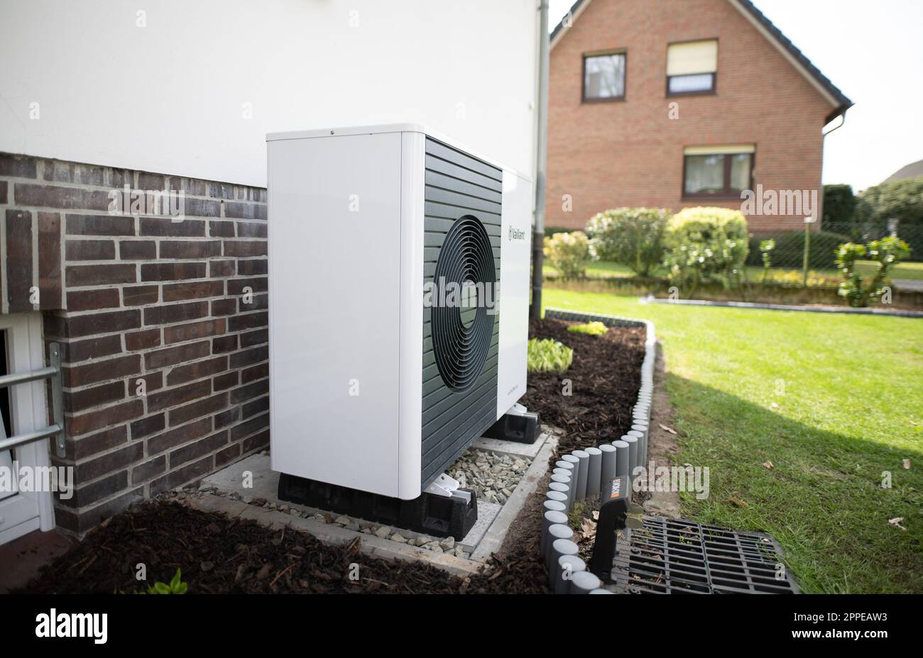 Rotenburg, Allemagne. 22nd avril 2023. Une pompe à chaleur Vaillant aroTHERM  plus peut être vue sur une maison unifamiliale. Credit: Daniel  Reinhardt/dpa/Alay Live News Photo Stock - Alamy