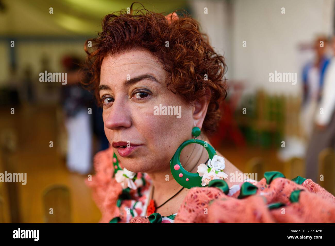 Barcelone, Espagne. 23rd avril 2023. Dans ce portrait en gros plan d'une femme en robe andalouse traditionnelle lors des célébrations de la foire 'Feria de Abril' dans le Parc du Forum. La foire, connue sous le nom de la foire de Séville, est originaire de la ville andalouse de Séville, où les gens se rassemblent pour boire et danser la musique flamenco traditionnelle pendant sept jours. Crédit : SOPA Images Limited/Alamy Live News Banque D'Images