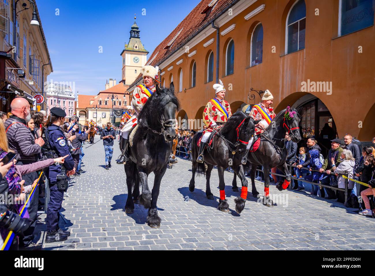 Brasov, Roumanie - 23 avril 2023. “Junii Brasovului” ou “Parada Junilor”, qui rassemble chaque année des milliers de touristes de tout le pays et du Th Banque D'Images