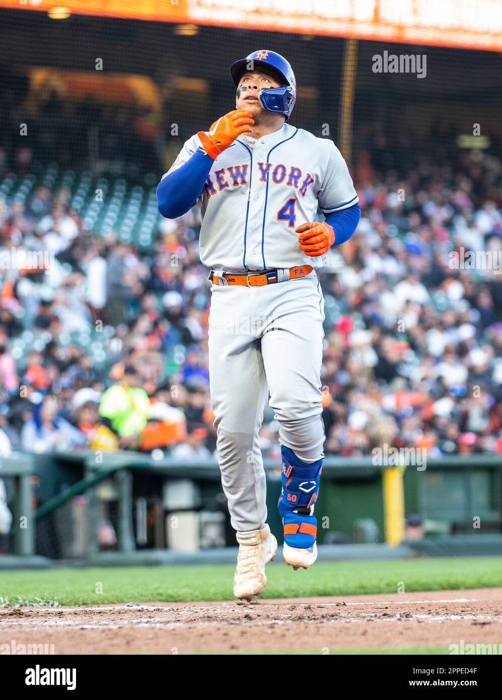 San Francisco, Californie, États-Unis. 23 avril 2023 San Francisco CA, États-Unis Francisco Alvarez, un attrape-chat de New York (4) atteint un tir sur le terrain de gauche pour une course à la maison pour atteindre le match 4-4 en tête des six repas lors du match MLB entre les mets de New York et les Giants de San Francisco. Les Giants battent les mets 5-4 à Oracle Park San Francisco Californie Thurman James/CSM crédit: CAL Sport Media/Alay Live News Banque D'Images