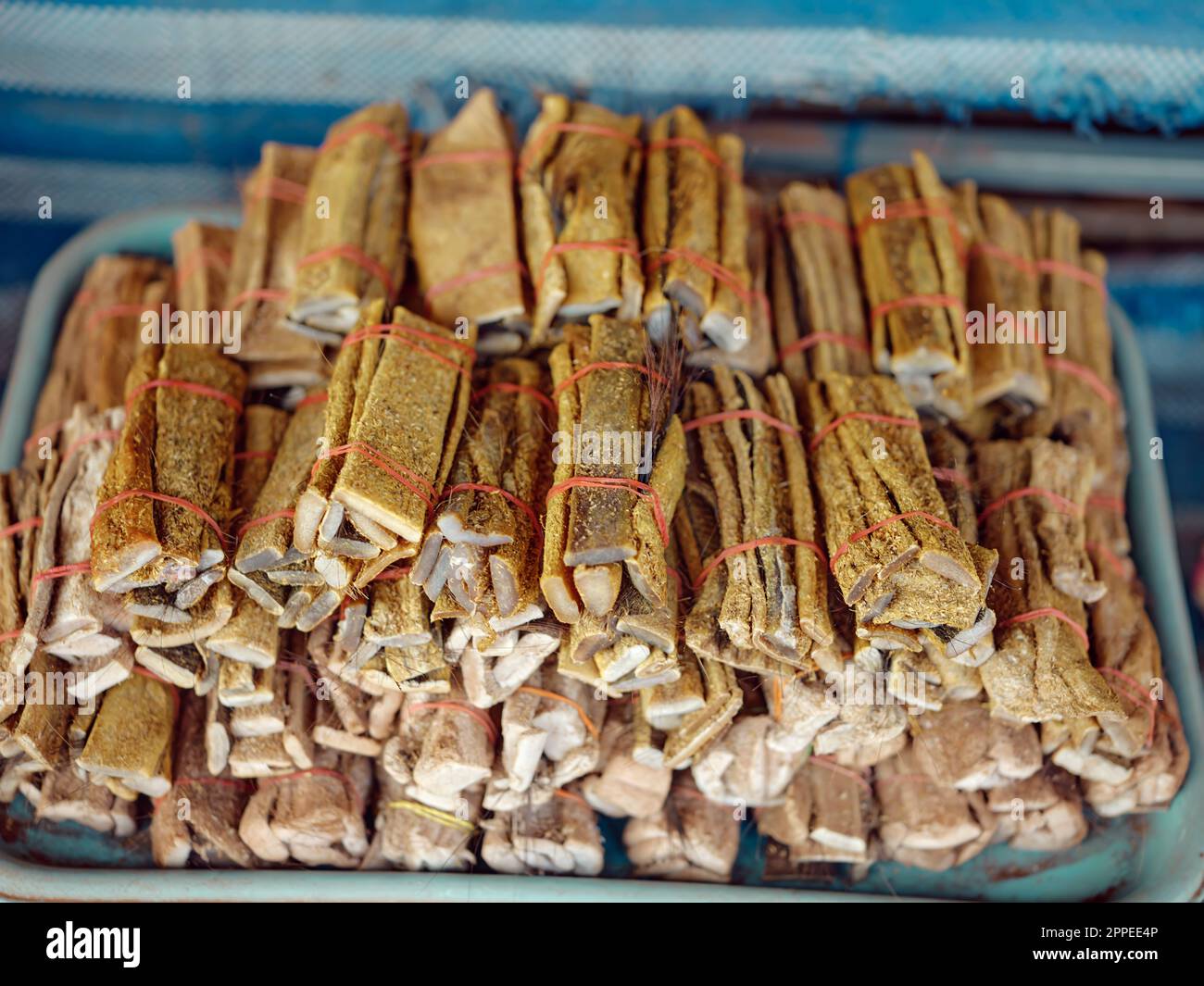 La peau de buffle sèche est un aliment local à vendre sur le marché en Thaïlande. Banque D'Images