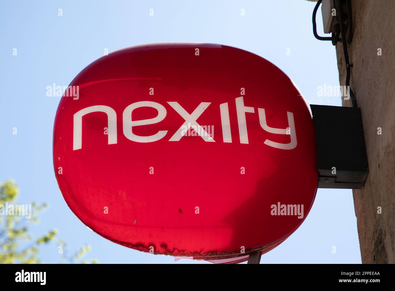 Bordeaux , Aquitaine France - 04 17 2023 : Nexity logo marque et texte signe avant bureau d'entrée Agence immobilière française Banque D'Images