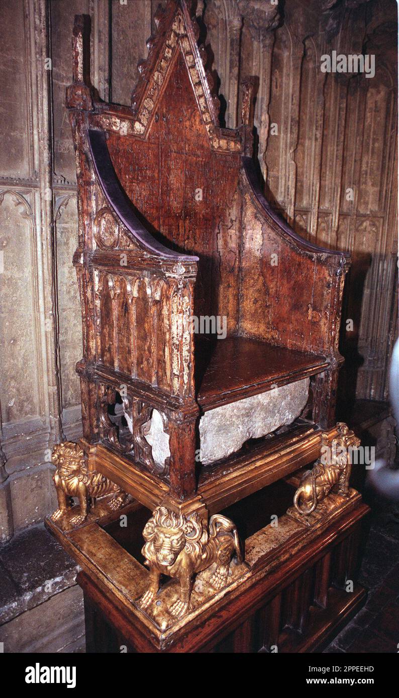 Photo du dossier datée du 03/07/96 du président du couronnement, contenant la Pierre de destin, également connue sous le nom de Pierre de Scone, à Westminster Abbey, Londres. L'ancien symbole de la monarchie écossaise, un grand bloc rectangulaire de grès pesant plus de 150kg ans, a été saisi par Edward Ier d'Angleterre en 1296 et n'est pas officiellement retourné aux Écossais jusqu'à 700 ans plus tard. Date de publication : lundi 24 avril 2023. Banque D'Images