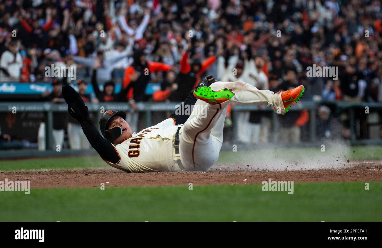 San Francisco, Californie, États-Unis. 23 avril 2023 San Francisco CA, États-Unis San Francisco DH JOC Pederson(23) a obtenu des scores de la première base après un tir profond de Mike Yastrzemski au centre droit pour donner aux Giants une avance d'une course dans le fond des eights lors du match MLB entre les Mets de New York et les Giants de San Francisco. Les Giants ont battu le Mets 5-4 à Oracle Park San Francisco Calif. Thurman James/CSM(Credit image: © Thurman James/Cal Sport Media) Credit: CAL Sport Media/Alay Live News Banque D'Images