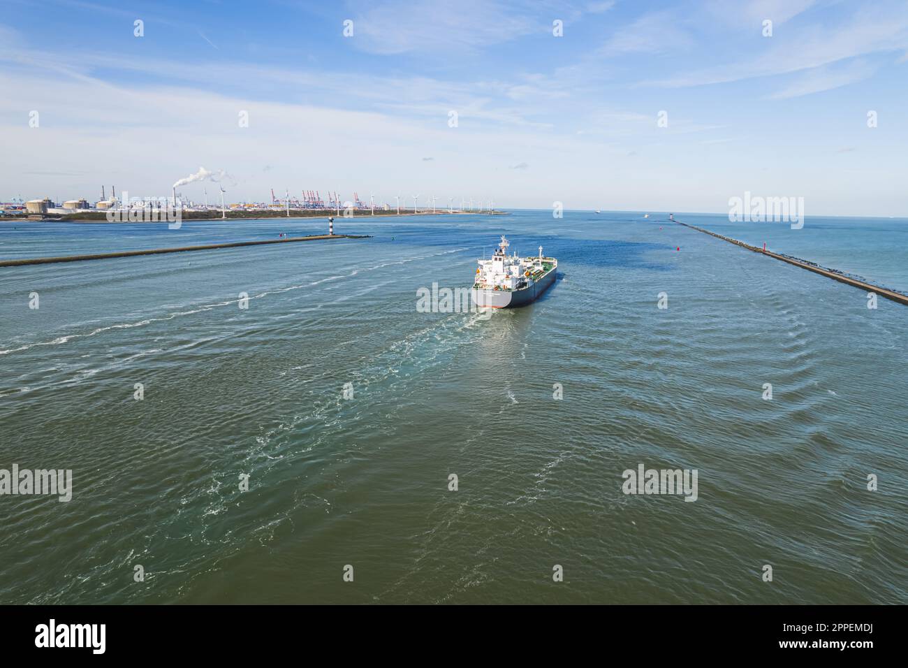 Un navire-citerne naviguant dans la mer près de Botlek pays-Bas tir de drone aérien. Photo de haute qualité Banque D'Images