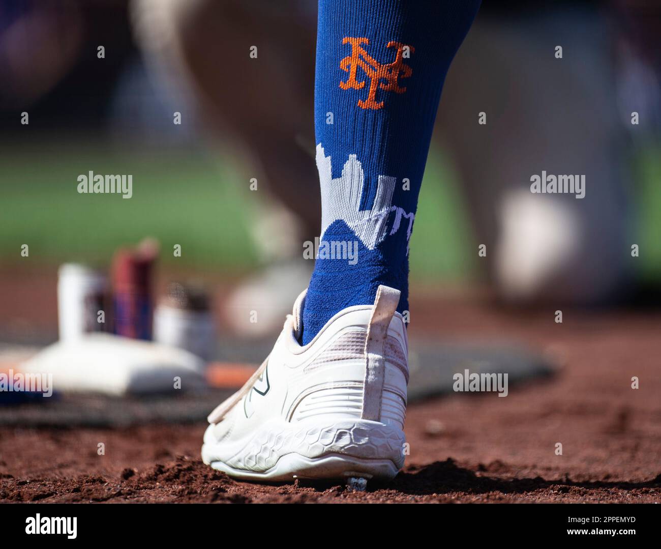 San Francisco, Californie, États-Unis. 23 avril 2023 San Francisco CA, États-Unis Le short stop Francisco Lindor (12) de New York mets montre ses chaussettes en attendant sur le pont pendant le match MLB entre les mets de New York et les Giants de San Francisco.The Giants a battu les mets 5-4 à Oracle Park San Francisco Calif. Thurman James/CSM(Credit image: © Thurman James/Cal Sport Media) Credit: CAL Sport Media/Alay Live News Banque D'Images