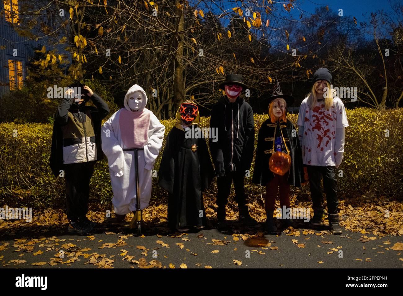 Groupe d'enfants portant des costumes d'Halloween Banque D'Images