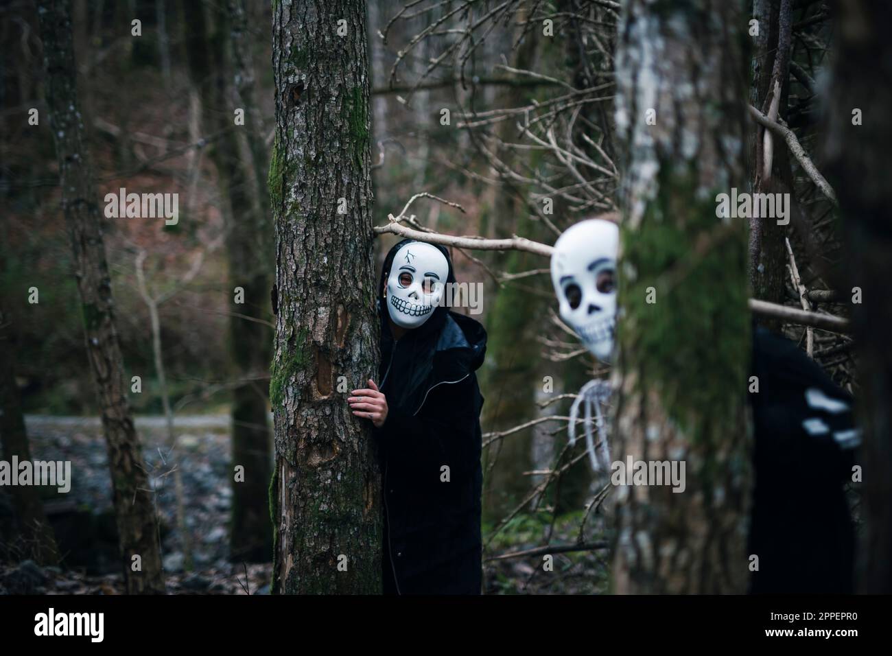 Deux personnes portant le costume d'Halloween en forêt Banque D'Images