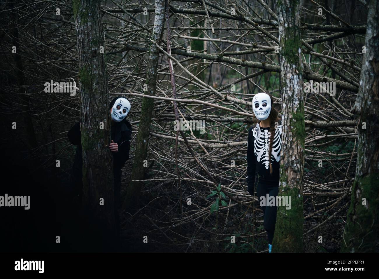 Deux personnes portant le costume d'Halloween en forêt Banque D'Images