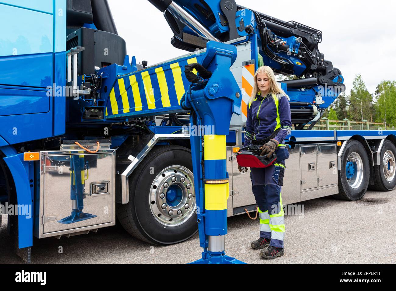 Femme blonde conducteur de camion debout à côté du camion Banque D'Images