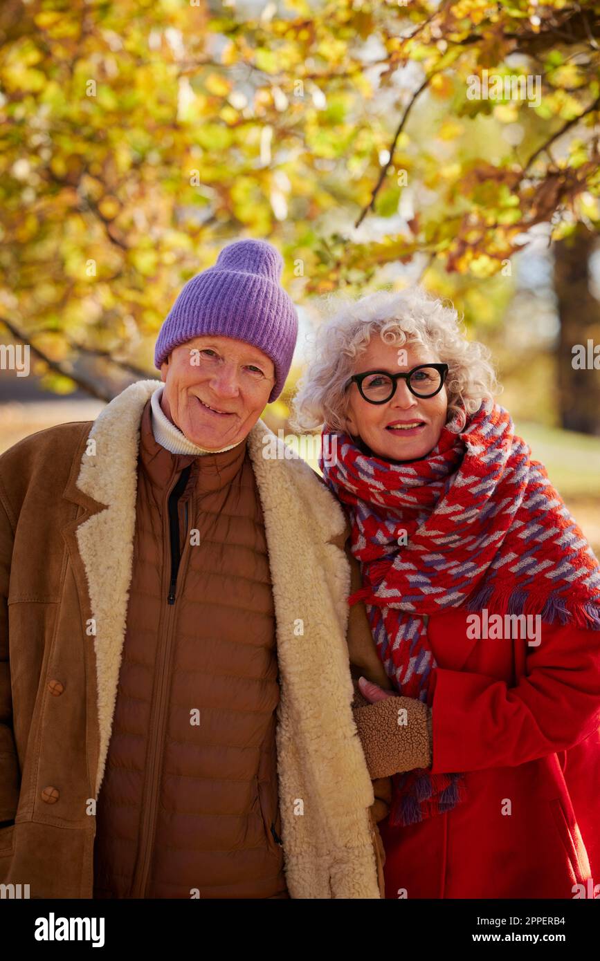 Senior couple looking at camera Banque D'Images
