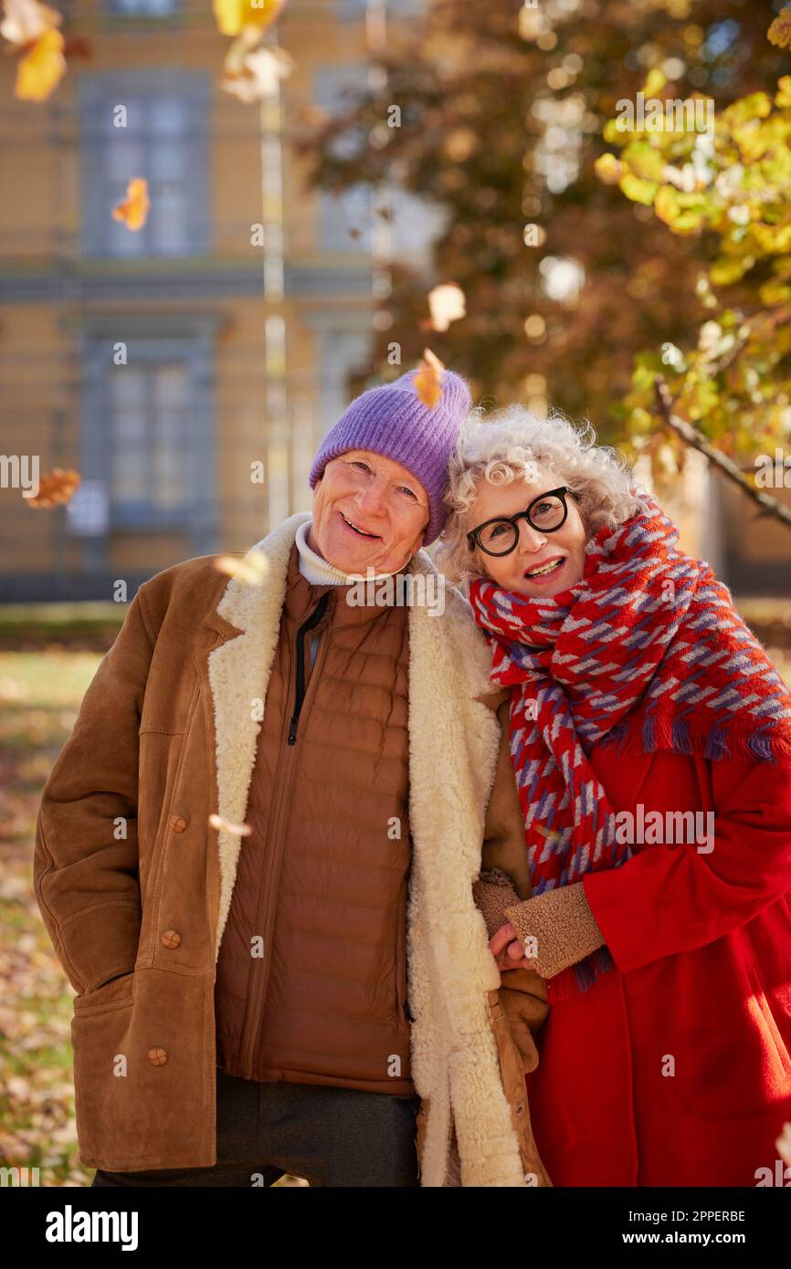 Senior couple looking at camera Banque D'Images