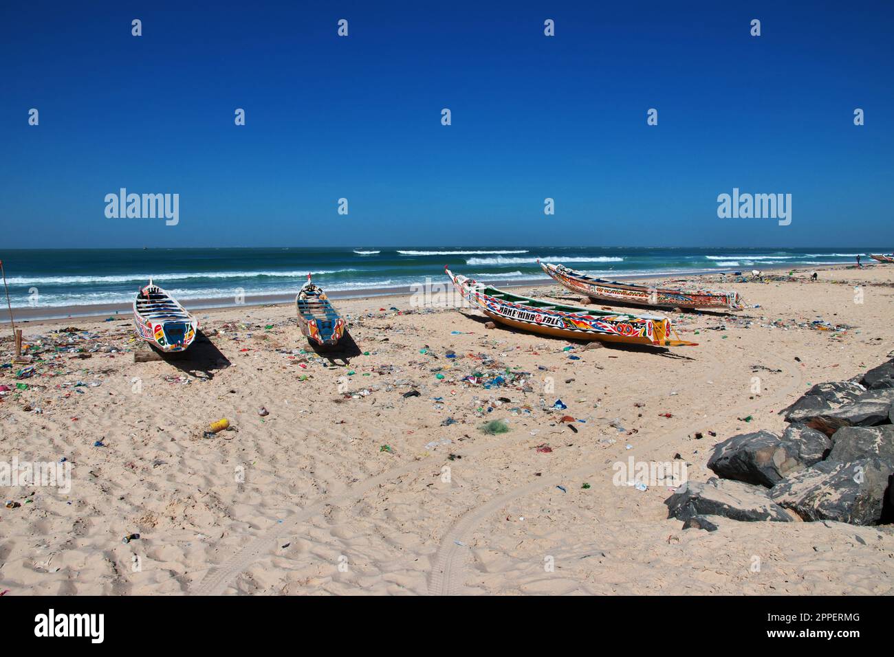 Bateaux sur la plage de l'océan Atlantique à Saint-Louis, Sénégal, Afrique de l'Ouest Banque D'Images