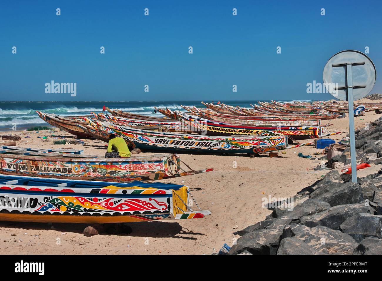 Bateaux sur la plage de l'océan Atlantique à Saint-Louis, Sénégal, Afrique de l'Ouest Banque D'Images