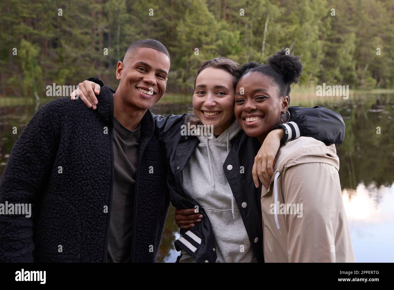 Amis souriants regardant l'appareil photo Banque D'Images