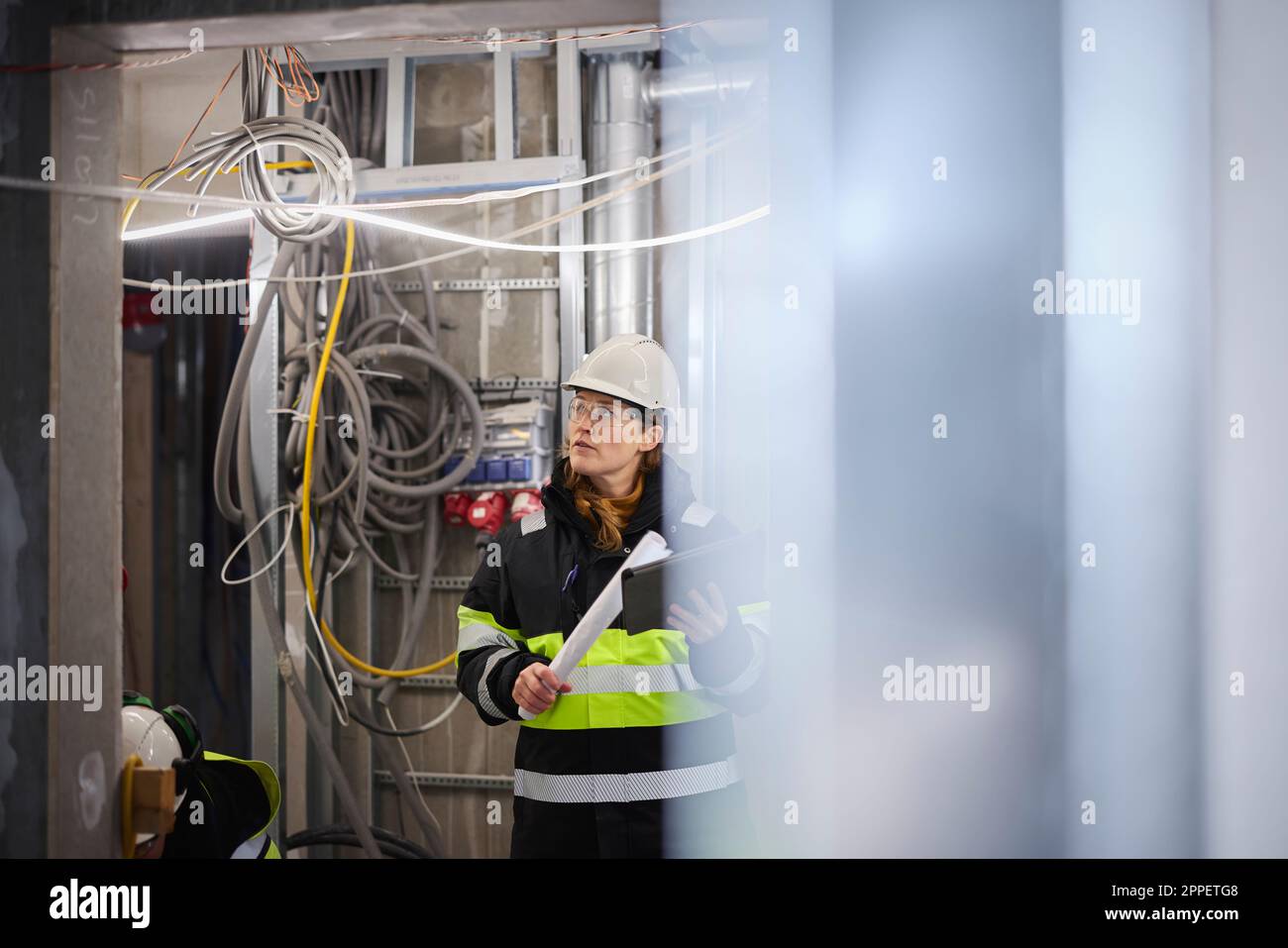 Femme ingénieure utilisant une tablette numérique sur le chantier Banque D'Images