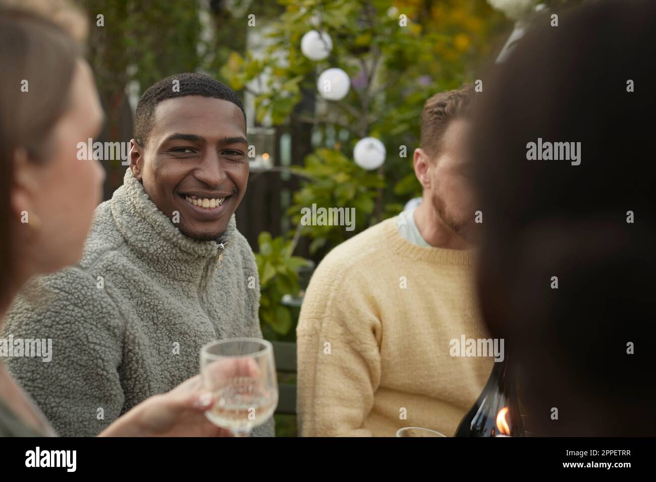 Homme souriant à la fête de jardin regardant la caméra Banque D'Images