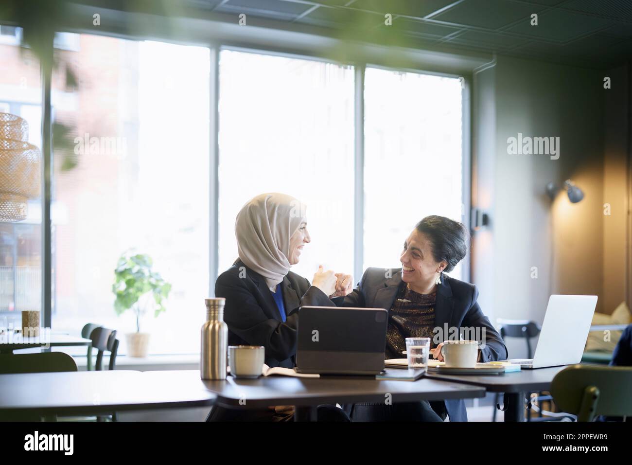 Businesswomen talking in cafe Banque D'Images