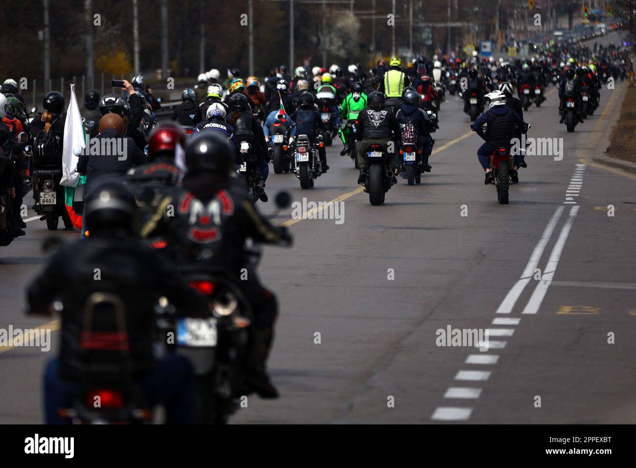 Sofia, Bulgarie - 25 mars 2023 : les motocyclistes conduisent des motos dans les rues de Sofia lors de l'ouverture de la saison. Banque D'Images