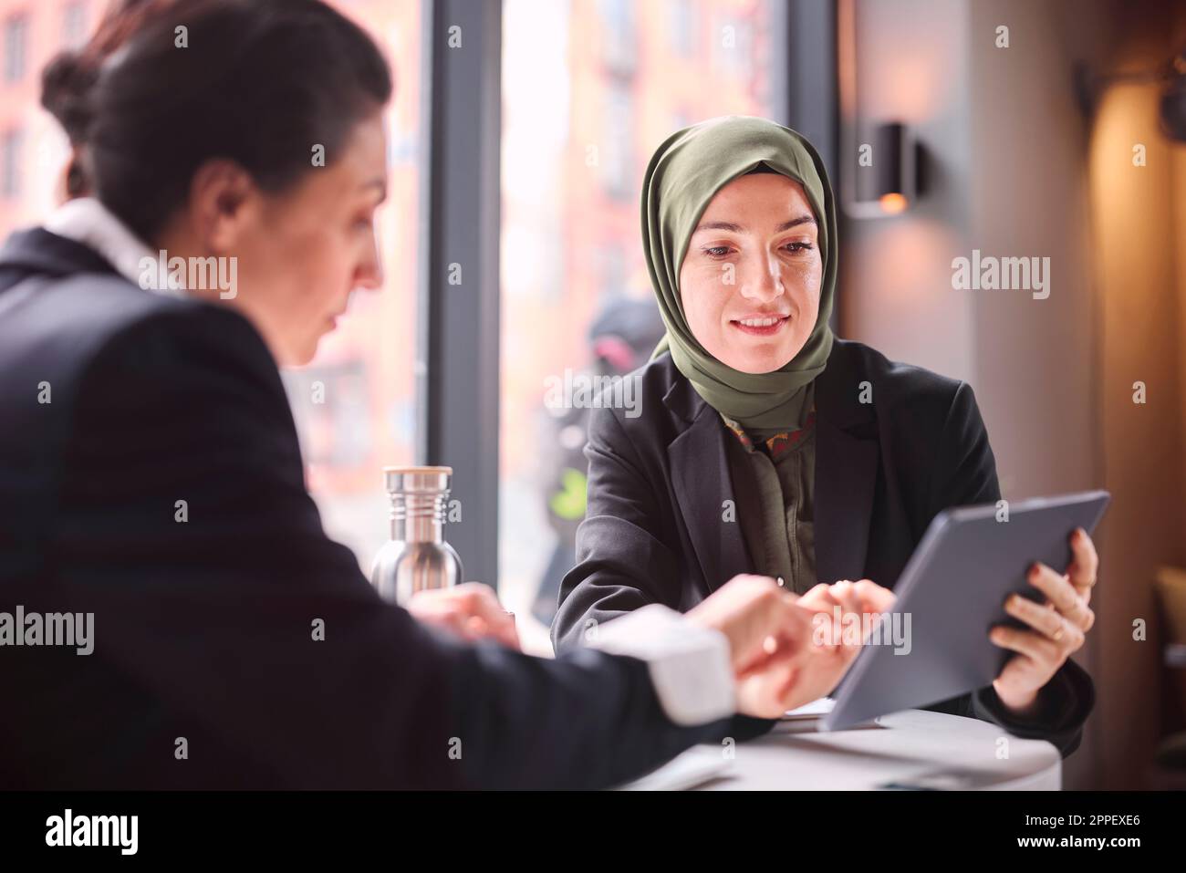 Deux femmes d'affaires assises au café Banque D'Images