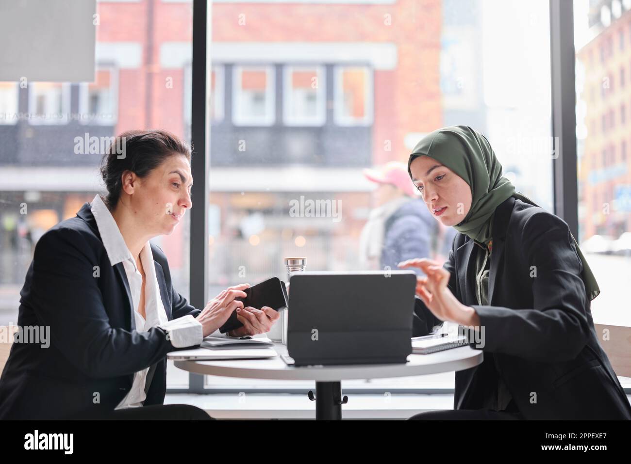 Deux femmes d'affaires assises au café Banque D'Images
