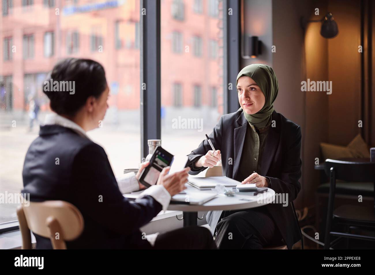 Deux femmes d'affaires assises au café Banque D'Images