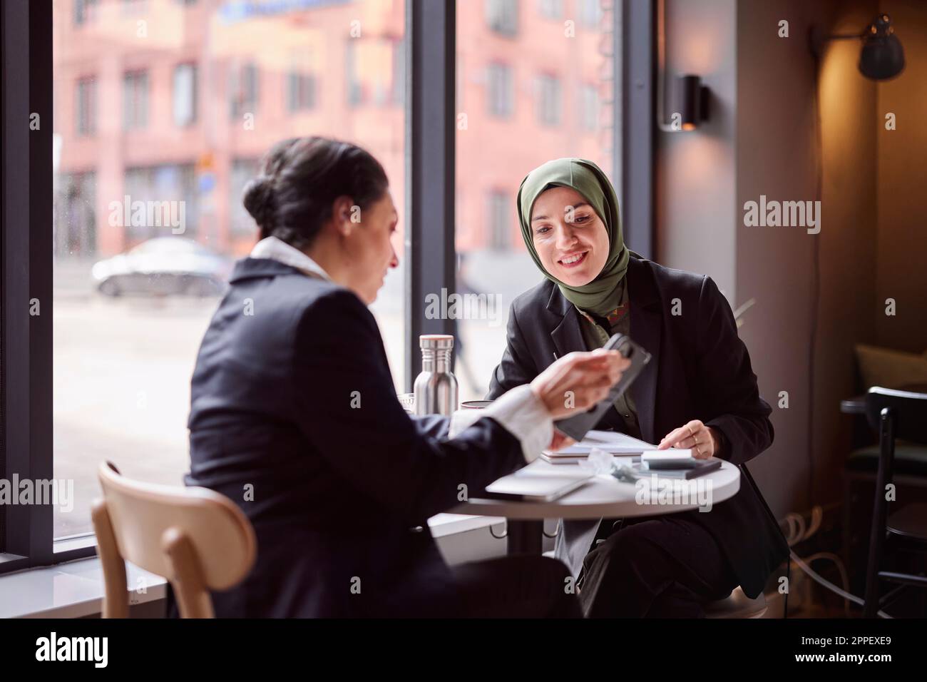Deux femmes d'affaires assises au café Banque D'Images