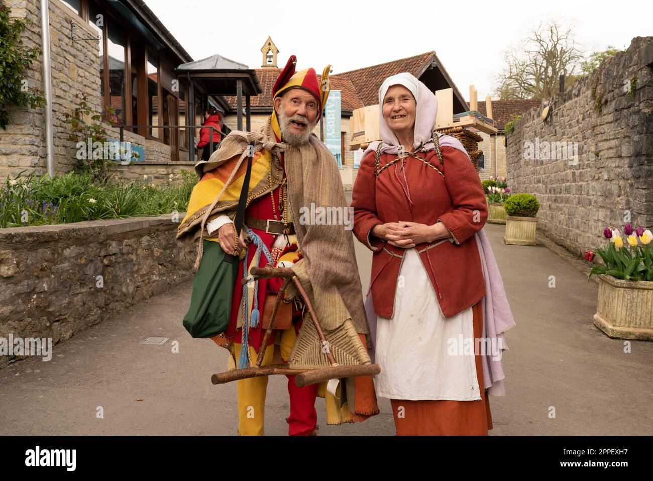 Glastonbury Medieval Fayre - Somerset, Royaume-Uni. 23rd avril 2023. ROYAUME-UNI. Le festival médiéval annuel se tient dans le domaine de l'abbaye de Glastinbury, au cœur de la ville. Les gens ont apprécié les mock-batailles, les joutes et l'histoire vivante. Crédit : Natasha Quarmby/Alay Live News Banque D'Images