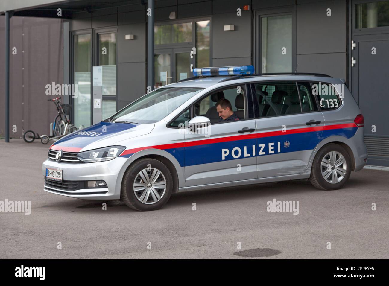 Vienne, Autriche - 17 juin 2018 : policier qui attend dans sa voiture près du palais Hofburg. Banque D'Images