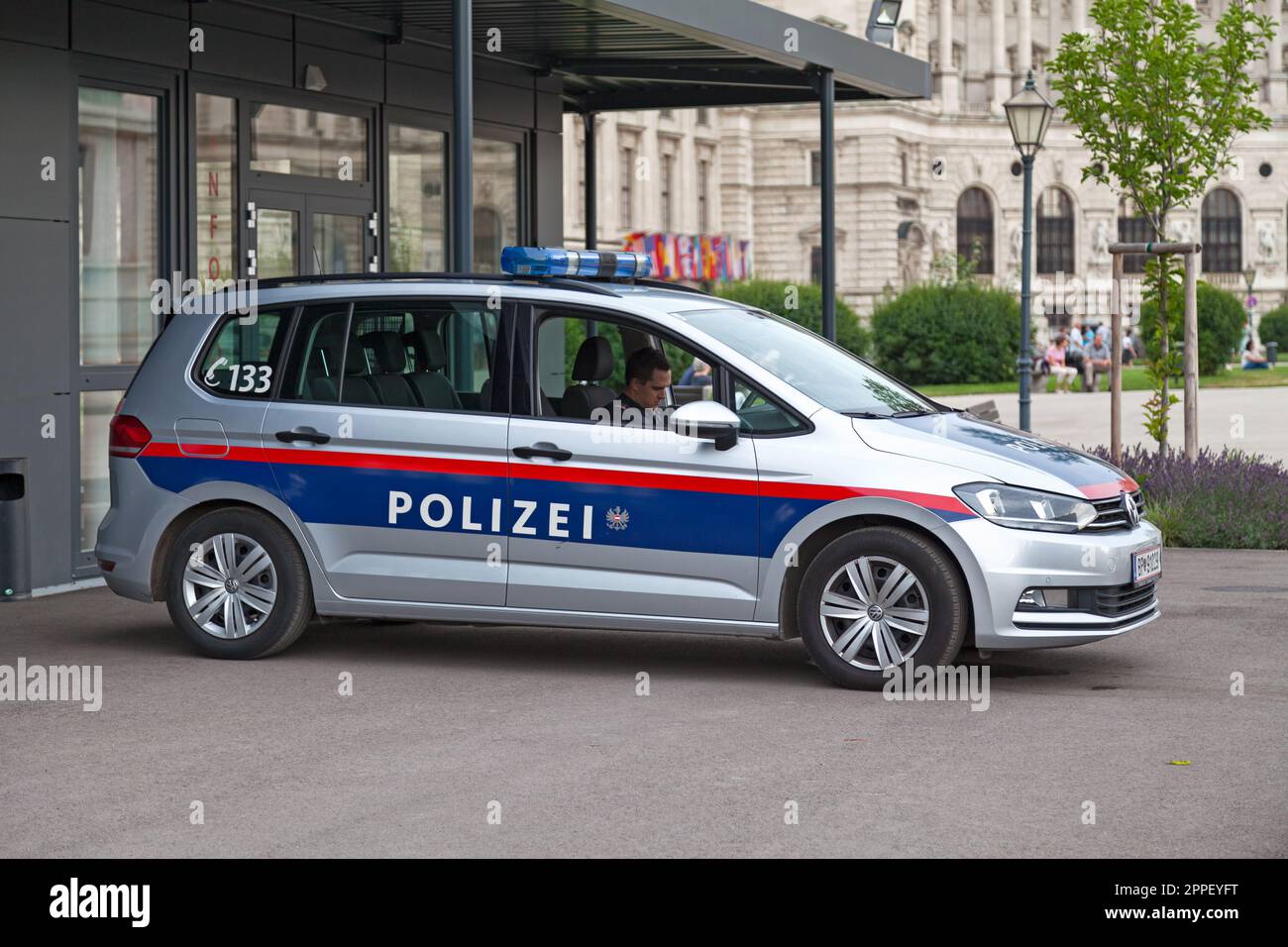 Vienne, Autriche - 17 juin 2018 : policier qui attend dans sa voiture près du palais Hofburg. Banque D'Images
