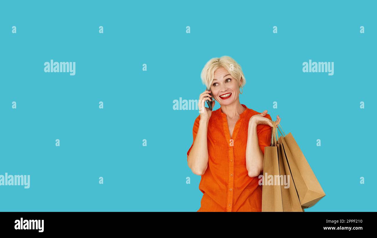 la communication mobile a inspiré le magasinage des femmes Banque D'Images