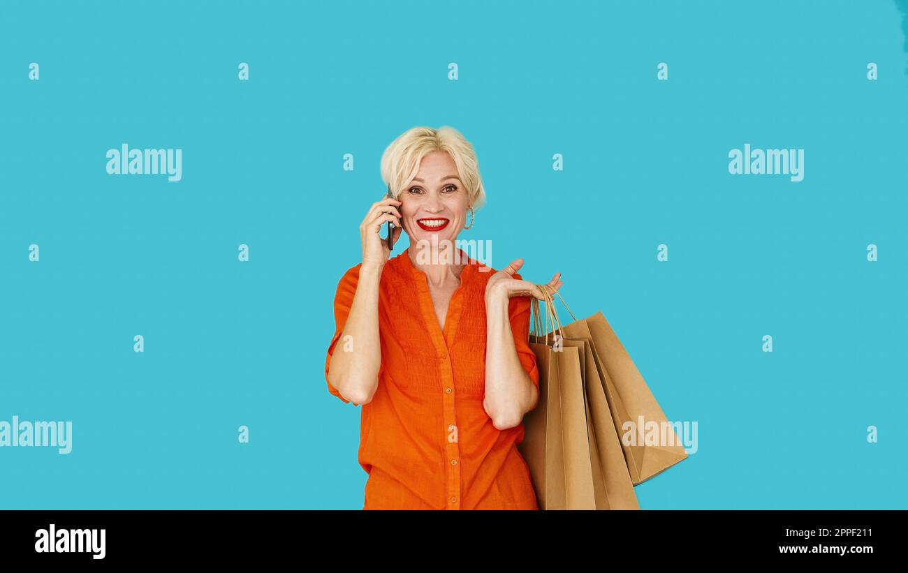 mobile commande shopping femme communication à distance Banque D'Images