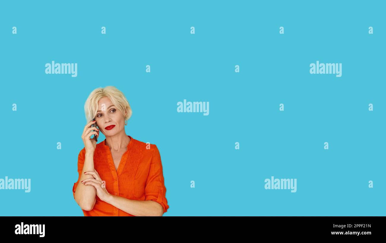 Connexion mobile curieuse femme chat à distance Banque D'Images