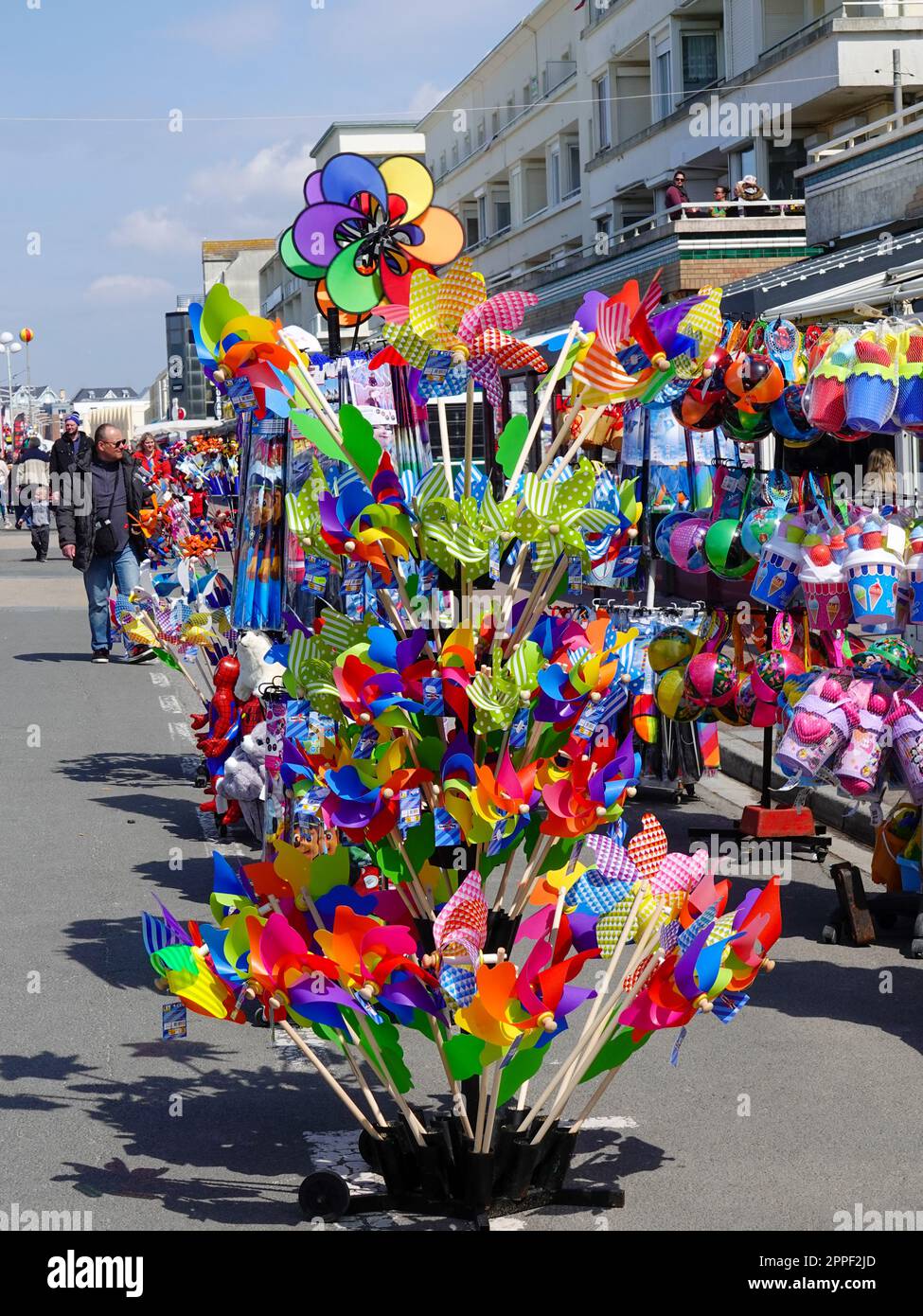 Berck-sur-mer, France, festival de vol Kite, 36th ans de l'événement international. Marchandises des vendeurs à vendre le long de la promenade. Banque D'Images